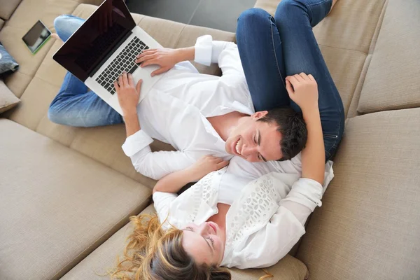 Pareja usando portátil — Foto de Stock