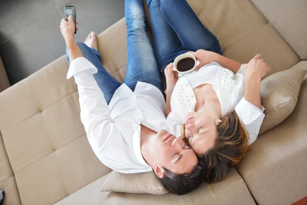 Pareja relajarse en casa — Foto de Stock