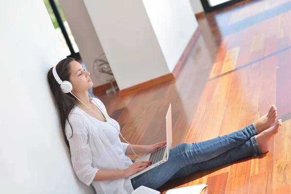 Mujer sentada en el suelo — Foto de Stock