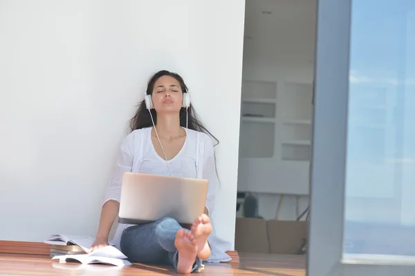 Mujer sentada en el suelo — Foto de Stock