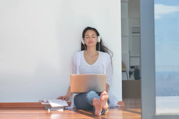 Vrouw die op de vloer zit — Stockfoto