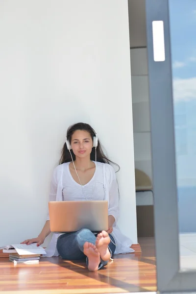 Woman sitting on the floor — Stock Photo, Image