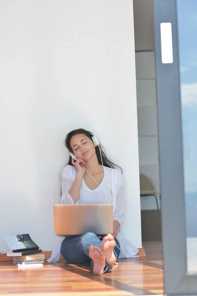 Vrouw die op de vloer zit — Stockfoto