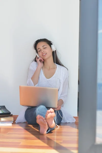 女人坐在地板上 — 图库照片