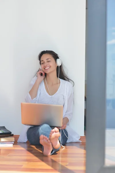 Vrouw die op de vloer zit — Stockfoto