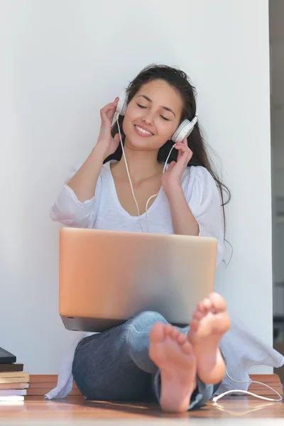 Woman sitting on the floor — Stock Photo, Image