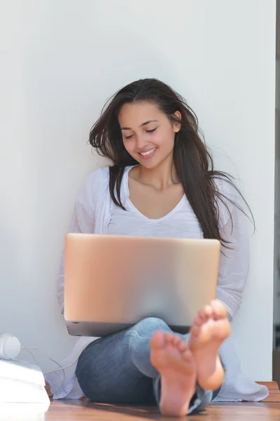 Woman sitting on the floor — Stock Photo, Image