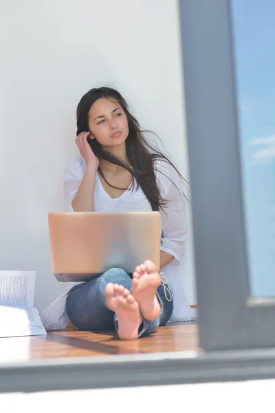 Donna seduta sul pavimento — Foto Stock