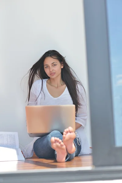 Vrouw die op de vloer zit — Stockfoto