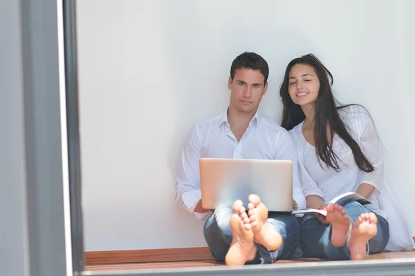 Casal usando laptop em casa — Fotografia de Stock