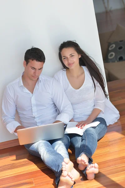 Para korzystająca z laptopa w domu — Zdjęcie stockowe