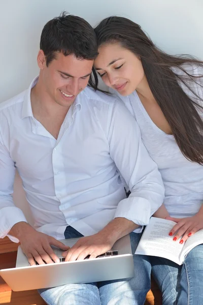 Pareja usando el ordenador portátil en casa —  Fotos de Stock