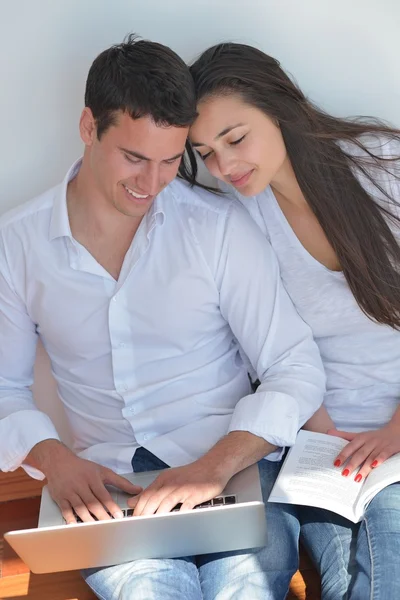 Casal usando laptop em casa — Fotografia de Stock