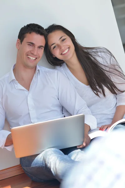 Paar benutzt Laptop zu Hause — Stockfoto
