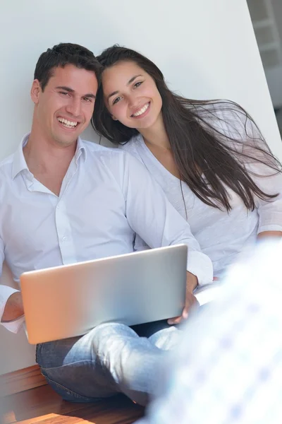 Casal usando laptop em casa — Fotografia de Stock