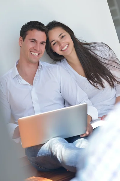 Pareja usando el ordenador portátil en casa — Foto de Stock