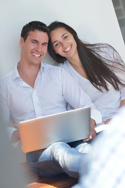 Para korzystająca z laptopa w domu — Zdjęcie stockowe