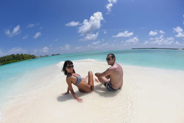 Casal na praia — Fotografia de Stock