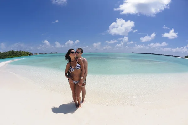 Paar hebben plezier op het strand — Stockfoto