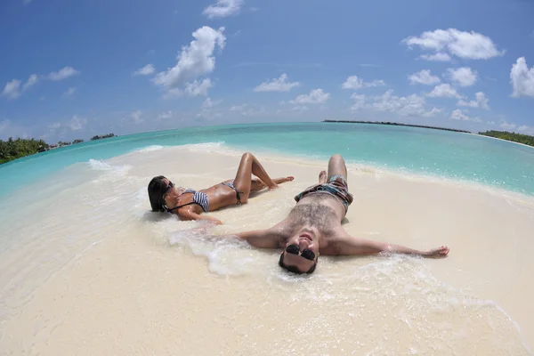 Paar op het strand — Stockfoto