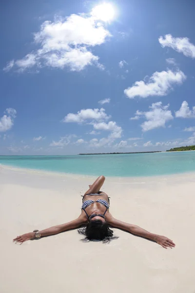 女子躺在沙滩 — 图库照片