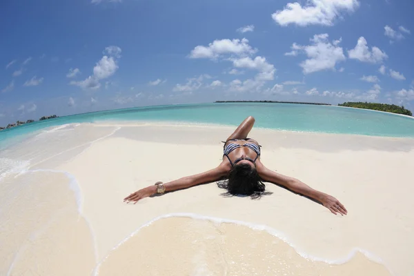 Mulher deitada na praia — Fotografia de Stock