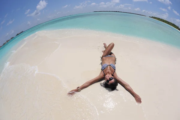 Vrouw liggen op strand — Stockfoto