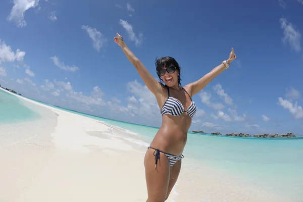 Vrouw aan het strand — Stockfoto