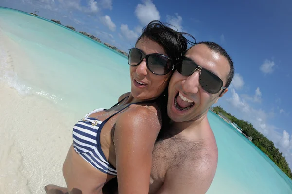 Paar hebben plezier op het strand — Stockfoto