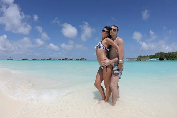 Paar hebben plezier op het strand — Stockfoto