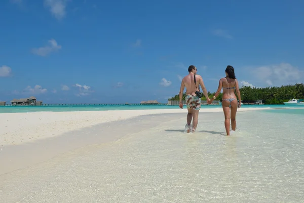 在海滩上散步的夫妻 — 图库照片