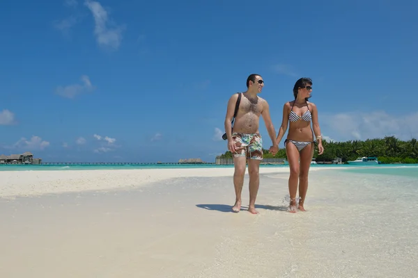 Couple s'amuser sur la plage — Photo