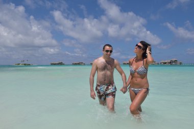 Çiftler kumsalda eğlenir.