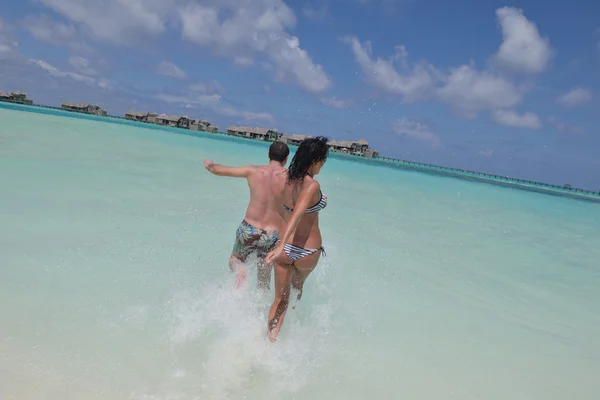 Casal se divertir na praia — Fotografia de Stock