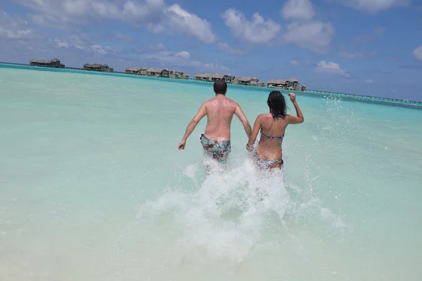 Pareja divertirse en la playa — Foto de Stock