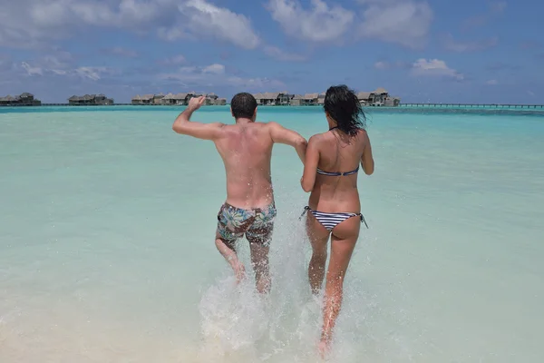 Paar hebben plezier op het strand — Stockfoto