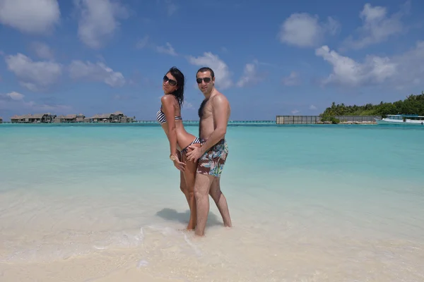 Paar hebben plezier op het strand — Stockfoto