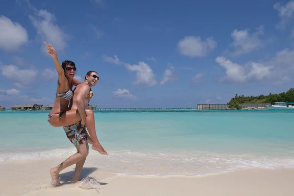 Casal na praia — Fotografia de Stock