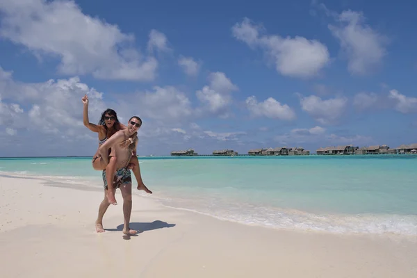 Casal na praia — Fotografia de Stock