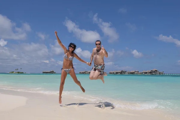 Casal se divertir na praia — Fotografia de Stock