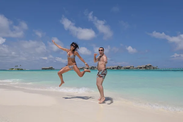 Couple s'amuser sur la plage — Photo