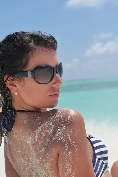 Woman at beach — Stock Photo, Image