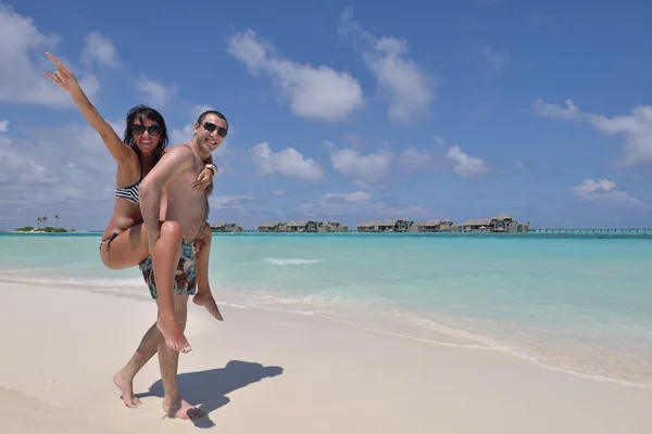 Een paar op het strand. — Stockfoto