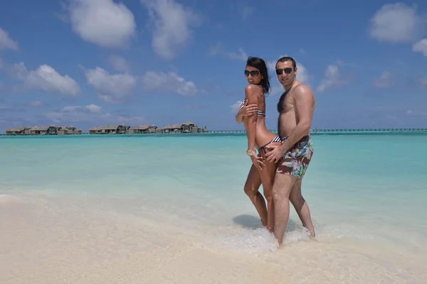 Paar hat Spaß am Strand — Stockfoto