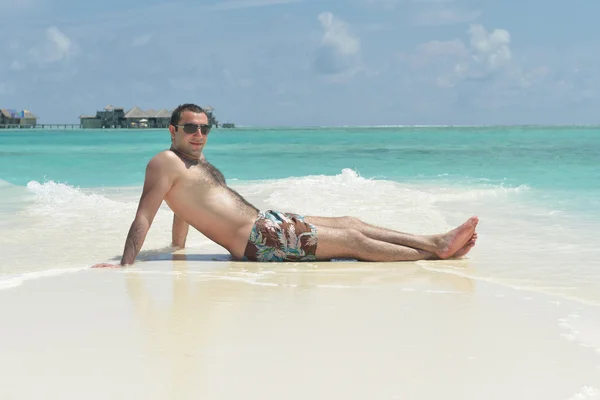 Homem na praia — Fotografia de Stock