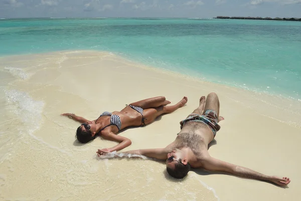 Couple s'amuser sur la plage — Photo