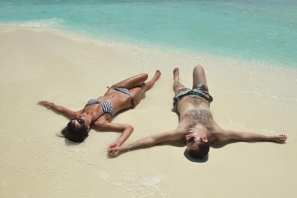 Casal se divertir na praia — Fotografia de Stock