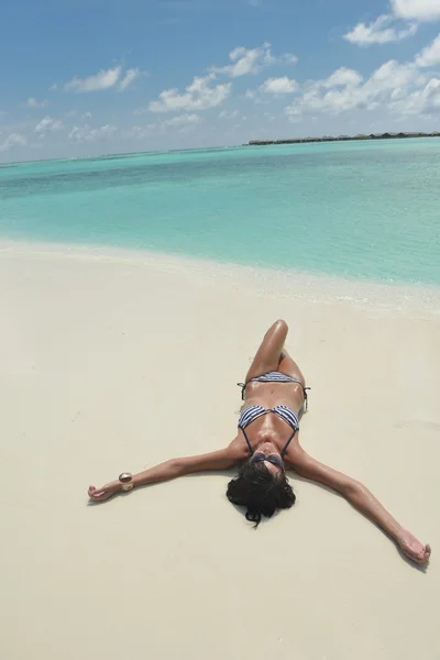 Mulher na praia — Fotografia de Stock