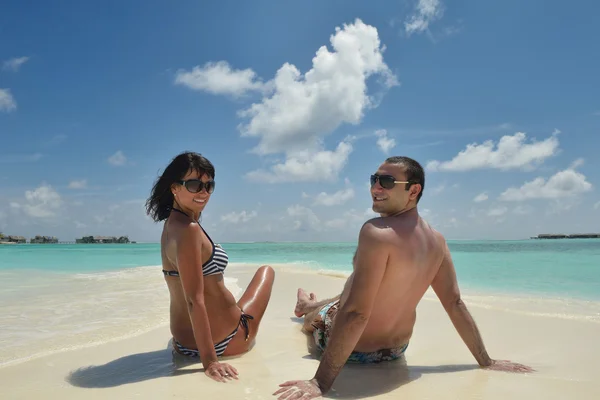 Casal se divertir na praia — Fotografia de Stock