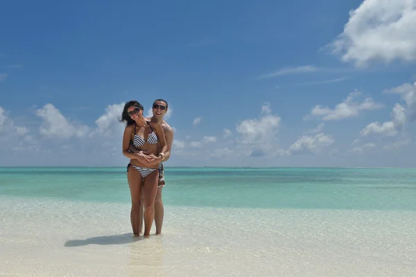 Pareja divertirse en la playa — Foto de Stock